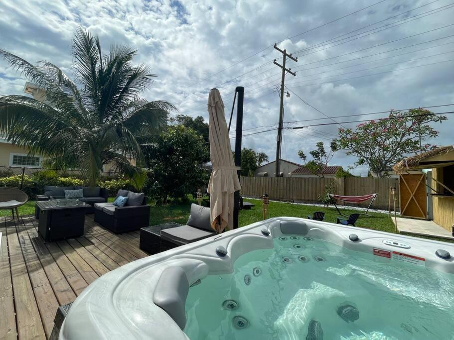 Hot Tub, Tiki Bar, Outdoor Shower, Near Intercoastal Waterway! West Palm Beach Exteriér fotografie